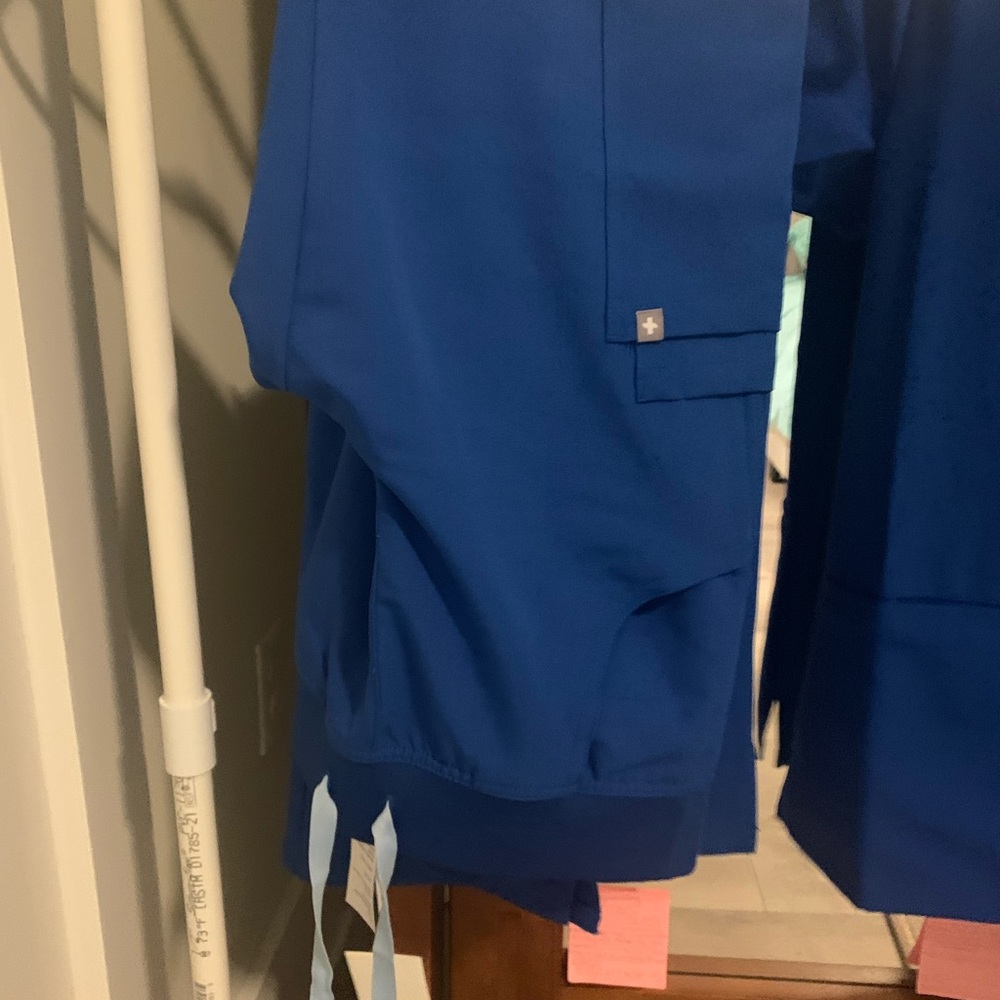 Bnwt figs scrub too and bottom. Never worn.